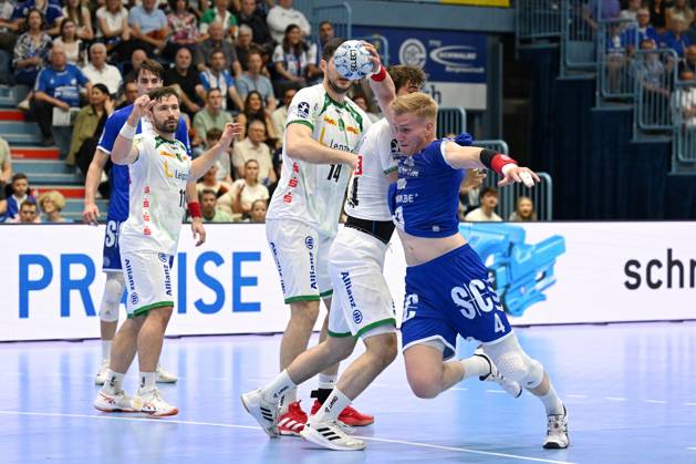 Ellidi Vidarsson VfL Gummersbach 4 vs Stephan Seitz SC DHfK Leipzig 44 VfL Gummersbach vs SC DHfK Leipzig, Handball, Daikin 1 Bundesliga, Matchday 32, Season 2024 2025, Schwalbe Arena Gummersbach, 31 05 2025 VfL Gummersbach vs SC DHfK Leipzig, Handball, Daikin 1 Bundesliga, Matchday 32, Season 2024 2025, Schwalbe Arena Gummersbach, 31 05 2025 Gummersbach Copyright: xEibner-Pressefoto JuergenxAugstx EP_JAT