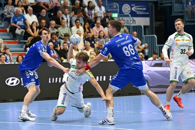 4 Andri Mar Runarsson SC DHfK Leipzig 4 vs Miro Schluroff VfL Gummersbach 15 and Stepan Zeman VfL Gummersbach 66 VfL Gummersbach vs SC DHfK Leipzig, Handball, Daikin 1 Bundesliga, Matchday 32, Season 2024 2025, Schwalbe Arena Gummersbach, 31 05 2025 VfL Gummersbach vs SC DHfK Leipzig, Handball, Daikin 1 Bundesliga, 32 Matchday, Season 2024 2025, Schwalbe Arena Gummersbach, 31 05 2025 Gummersbach Copyright: xEibner-Pressefoto JuergenxAugstx EP_JAT