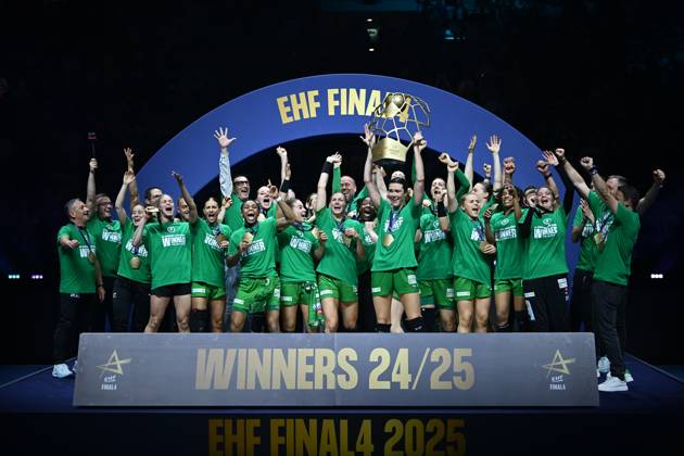 Sport Bilder des Tages BUDAPEST: Gyori Audi ETO and Odense Handhold, gold medal Gyro Audi ETO players celebrate with the trophy during the EHF Champions League Women 2024 2025 gold medal game between Gyori Audi ETO and Odense Handhold, in Budapest, Hungary, June 01, 2025. Alex Nicodim Imago Images Copyright: xAlexxNicodimx