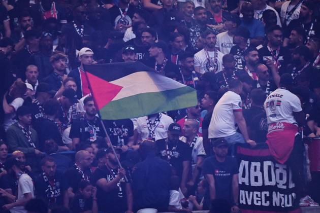 PSG celebrates Champions League trophy at Parc des Princes - FA Paris Saint-Germain’s supporters wave Palestine flag as they celebrate the UEFA Champions League trophy at the Parc des Princes Stadium in Paris on June 1, 2025, the day after PSG won the UEFA Champions League final football match over Inter Milan in Munich, on May 31, 2025. Photo by Firas Abdullah ABACAPRESS.COM Paris Ile-de-France France Copyright: xAbdullahxFiras ABACAx