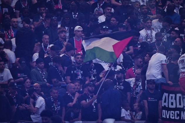 PSG celebrates Champions League trophy at Parc des Princes - FA Paris Saint-Germain’s supporters wave Palestine flag as they celebrate the UEFA Champions League trophy at the Parc des Princes Stadium in Paris on June 1, 2025, the day after PSG won the UEFA Champions League final football match over Inter Milan in Munich, on May 31, 2025. Photo by Firas Abdullah ABACAPRESS.COM Paris Ile-de-France France Copyright: xAbdullahxFiras ABACAx