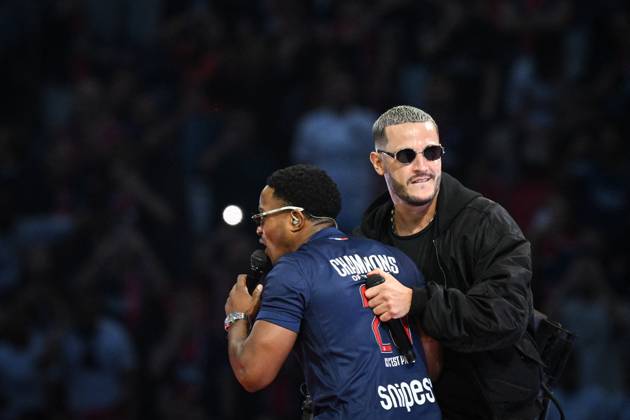 PSG celebrates Champions League trophy at Parc des Princes - FA DJ Snake performs with Niska as Paris Saint-Germain’s players celebrate the UEFA Champions League trophy at the Parc des Princes Stadium in Paris on June 1, 2025, the day after PSG won the UEFA Champions League final football match over Inter Milan in Munich, on May 31, 2025. Photo by Firas Abdullah ABACAPRESS.COM Paris Ile-de-France France Copyright: xAbdullahxFiras ABACAx