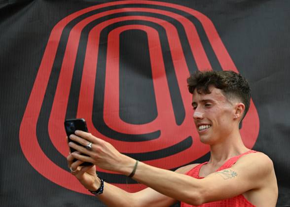 Grand Slam Track Philadelphia 2025 - Day Two PHILADELPHIA, UNITED STATES – JUNE 1: Nico Young of United States takes a selfie after he wins the Men’s 3000 meters and the Men s Long DIstance category on the second day of the third leg of the Grand Slam Track Series, held at the historic Franklin Field in Philadelphia, Pennsylvania, United States, on June 1, 2025. Artur Widak Anadolu Philadelphia United States. Editorial use only. Please get in touch for any other usage. Copyright: x2025xAnadoluxArturxWidakx