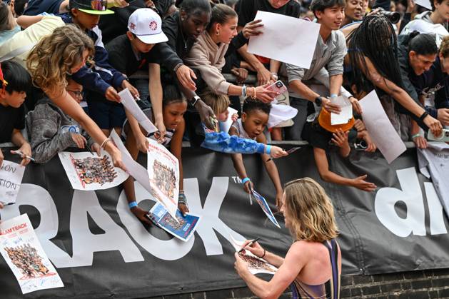 Grand Slam Track Philadelphia 2025 - Day Two PHILADELPHIA, UNITED STATES – JUNE 1: Cole Hocker of the United States signs autographs after finishing second in the Men’s 1500 meters and takes the fourth place in the Men s Short Distance category, on the second day of the third leg of the Grand Slam Track Series, held at the historic Franklin Field in Philadelphia, Pennsylvania, United States, on June 1, 2025. Artur Widak Anadolu Philadelphia United States. Editorial use only. Please get in touch for any other usage. Copyright: x2025xAnadoluxArturxWidakx