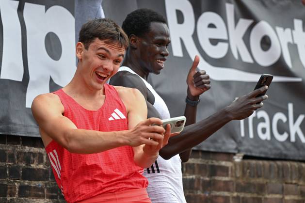 Grand Slam Track Philadelphia 2025 - Day Two PHILADELPHIA, UNITED STATES – JUNE 1: Hobbs Kessler of the United States and Marco Arop of Canada take selfies with fans at the end of their 1500 meters race, on the second day of the third leg of the Grand Slam Track Series, held at the historic Franklin Field in Philadelphia, Pennsylvania, United States, on June 1, 2025. Artur Widak Anadolu Philadelphia United States. Editorial use only. Please get in touch for any other usage. Copyright: x2025xAnadoluxArturxWidakx