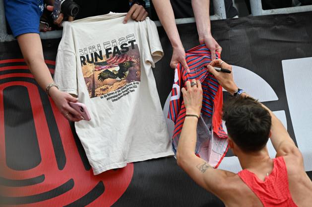 Grand Slam Track Philadelphia 2025 - Day Two PHILADELPHIA, UNITED STATES – JUNE 1: Nico Young of United States signs autographs after he wins the Men’s 3000 meters and the Men s Long DIstance category on the second day of the third leg of the Grand Slam Track Series, held at the historic Franklin Field in Philadelphia, Pennsylvania, United States, on June 1, 2025. Artur Widak Anadolu Philadelphia United States. Editorial use only. Please get in touch for any other usage. Copyright: x2025xAnadoluxArturxWidakx