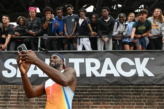 Grand Slam Track Philadelphia 2025 - Day Two PHILADELPHIA, UNITED STATES – JUNE 1: Kenny Bednarek of the United States, the winner of the Men s Short Sprint category, during the Awards Ceremony, takes a selfie with fans, on the second day of the third leg of the Grand Slam Track Series, held at the historic Franklin Field in Philadelphia, Pennsylvania, United States, on June 1, 2025. Artur Widak Anadolu Philadelphia United States. Editorial use only. Please get in touch for any other usage. Copyright: x2025xAnadoluxArturxWidakx