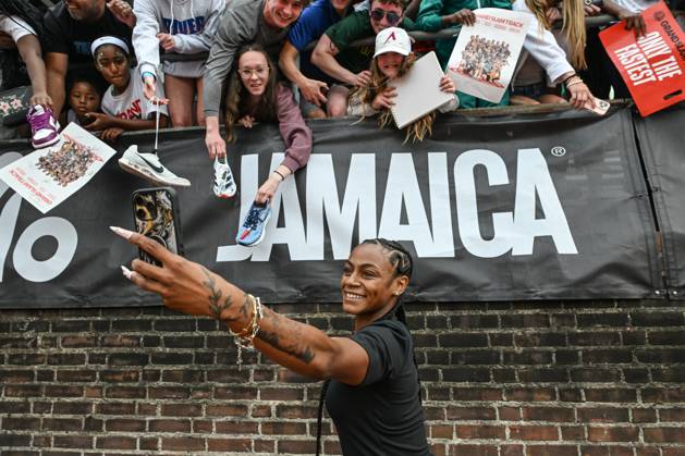 Grand Slam Track Philadelphia 2025 - Day Two PHILADELPHIA, UNITED STATES – JUNE 1: American sprinter, Sha Carri Richardson, poses for a selfie with fans, on the second day of the third leg of the Grand Slam Track Series, held at the historic Franklin Field in Philadelphia, Pennsylvania, United States, on June 1, 2025. Artur Widak Anadolu Philadelphia United States. Editorial use only. Please get in touch for any other usage. Copyright: x2025xAnadoluxArturxWidakx
