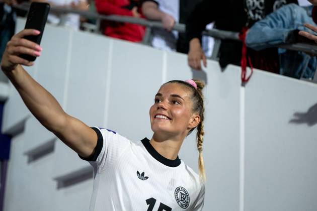 Selina Cerci Germany, 15 takes selfies with the fans, AUT, Austria vs Germany, womens national football team, UEFA Womens Nations League, matchday 6, 2024 2025 season, 03 06 2025 AUT, Austria vs Germany, womens national football team, UEFA Womens Nations League, matchday 6, 2024 2025 season, 03 06 2025 Vienna Copyright: xEibner-Pressefoto Memmlerx EP_MMR