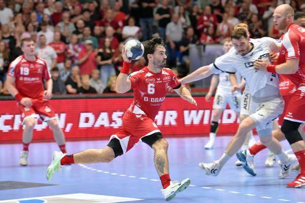 Erik Balenciaga MT Melsungen 6 on the ball , Hendrik Wagner TBV Lemgo Lippe, 28 , Arnar Freyr Arnarsson MT Melsungen 21 R , GER, MT Melsungen TBV Lemgo Lippe, Handball, 1 Bundesliga, 33 Matchday, Season 2024 2025, 04 06 2025, GER, MT Melsungen TBV Lemgo Lippe, Handball, 1 Bundesliga, 33 Matchday, Season 2024 2025, 04 06 2025 Kassel Copyright: xEibner-Pressefotox xRolandxSippex EP_RSL