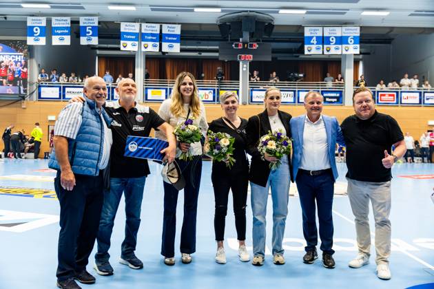 04 06 2025, GER, Handball, Men, Season 24 25, 1 Daikin Handball Bundesliga, Matchday 33, ThSV Eisenach 1 VfL Potsdam shortly before the start of the match, Thueringer HC is honored for winning the EHF Cup title, with Herbert Mueller, Anika Niederwieser, Lydia Jakubisova and Dinah Eckerle 99817 Eisenach Werner Assmann Halle Am Sportp Thueringen Germany