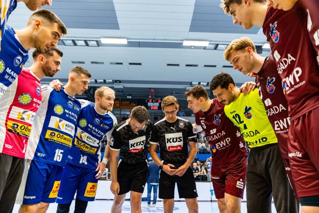 04 06 2025, GER, Handball, Men, Season 24 25, 1 Daikin Handball Bundesliga, 33 Matchday, ThSV Eisenach 1 VfL Potsdam shows the two teams of ThSV Eisenach and 1 VfL Potsdam shortly before the start of the match together with the two referees Steven Heine and Sascha Standke 99817 Eisenach Werner Assmann Halle Am Sportp Thueringen Germany
