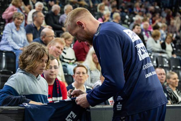 DAIKIN HBL SG Flensburg Handewitt vs Handball Sportverein Hamburg 08 06 25 Jim Gottfridsson Nr 24, SG Flensburg Handewitt signs autographs at his last game for SG Flensburg Handewitt DAIKIN HBL SG Flensburg Handewitt vs Handball Sportverein Hamburg, GP JOULE Arena on 08 06 25 Copyright: xBEAUTIFULxSPORTS MarioxM.xKobergx