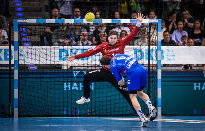 Daniel Fernandez TVB Stuttgart, 06 vs Domenico Ebner SC DHfK Leipzig, 01 GER, TVB Stuttgart SC DHfK Leipzig, DAIKIN HBL, Handball, Bundesliga, 34 Matchday, Season 2024 2025, 08 06 2025 GER, TVB Stuttgart SC DHfK Leipzig, DAIKIN HBL, Handball, Bundesliga, 34 Matchday, Season 2024 2025, 08 06 2025 Stuttgart Copyright: xSandyxDinkelackerx EP_SDR