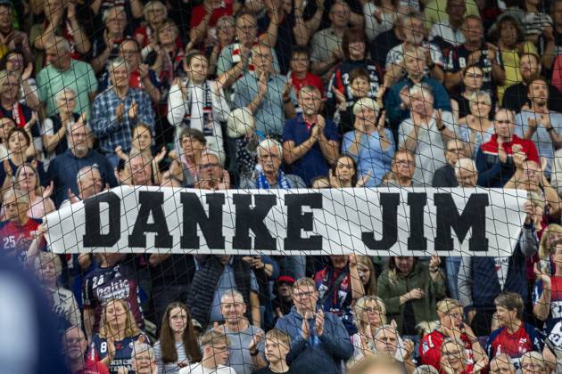 DAIKIN HBL SG Flensburg Handewitt vs Handball Sportverein Hamburg 08 06 25 Fans thank Jim Gottfridsson Nr 24, SG Flensburg Handewitt DAIKIN HBL SG Flensburg Handewitt vs Handball Sportverein Hamburg, GP JOULE Arena on 08 06 25 Copyright: xBEAUTIFULxSPORTS MarioxM.xKobergx
