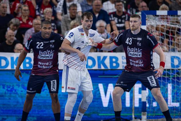 DAIKIN HBL SG Flensburg Handewitt vs Handball Sportverein Hamburg 08 06 25 Fight at the circle Mads Mensah Larsen Nr 22, SG Flensburg Handewitt , Andreas Magaard Nr 04, Handball Sportverein Hamburg , Blaz Blagotinsek Nr 43, SG Flensburg Handewitt DAIKIN HBL SG Flensburg Handewitt vs Handball Sportverein Hamburg, GP JOULE Arena on 08 06 25 Copyright: xBEAUTIFULxSPORTS MarioxM.xKobergx
