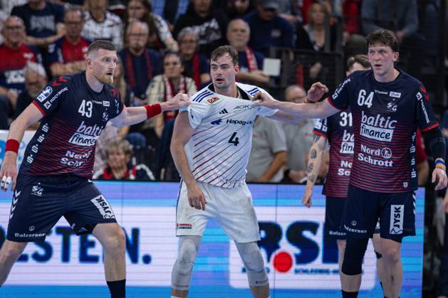 DAIKIN HBL SG Flensburg Handewitt vs Handball Sportverein Hamburg 08 06 25 Fight at the circle Blaz Blagotinsek Nr 43, SG Flensburg Handewitt , Andreas Magaard Nr 04, Handball Sportverein Hamburg , Lasse Møller Nr 64, SG Flensburg Handewitt DAIKIN HBL SG Flensburg Handewitt vs Handball Sportverein Hamburg, GP JOULE Arena on 08 06 25 Copyright: xBEAUTIFULxSPORTS MarioxM.xKobergx