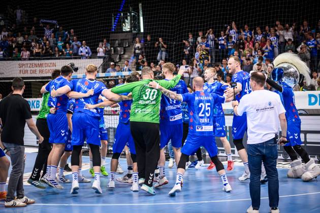 TVB Stuttgart team jubilant dance, joy, jubilation, relief GER, TVB Stuttgart SC DHfK Leipzig, DAIKIN HBL, handball, Bundesliga, 34 match day, 2024 2025 season, 08 06 2025 GER, TVB Stuttgart SC DHfK Leipzig, DAIKIN HBL, handball, Bundesliga, 34 match day, 2024 2025 season, 08 06 2025 Stuttgart Copyright: xSandyxDinkelackerx EP_SDR