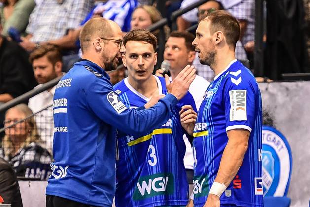 TVB Stuttgart SC DHfK Leipzig Stuttgart, 08 06 2025 Head coach Jürgen Schweikardt Stuttgart gives instructions to Max Haefner Stuttgart 3 and Kai Haefner Stuttgart 34 Stuttgart, 08 06 2025 34 Matchday of the Handball Bundesliga, TVB Stuttgart SC DHfK Leipzig, Porsche Arena, Stuttgart Copyright: xBEAUTIFULxSPORTS Märklx