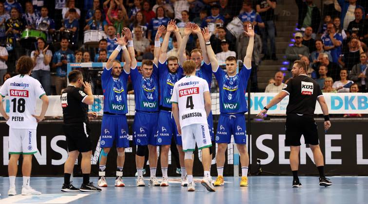 BAU 08 06 2025 Stuttgart Handball TVB Stuttgart vs SC DHFK Leipzig, last scene before the final whistle, the Stuttgart team forms a wall, Andri Mar Runarsson Leipzig at the free throw