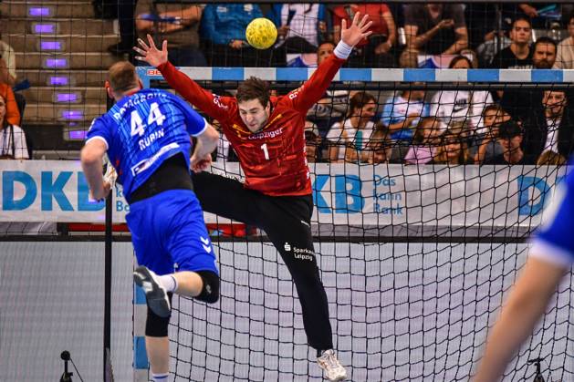 TVB Stuttgart SC DHfK Leipzig Stuttgart, 08 06 2025 Lenny Rubin Stuttgart 44 successful against Domenico Ebner Leipzig 1 Stuttgart, 08 06 2025 34 Matchday of the Handball Bundesliga, TVB Stuttgart SC DHfK Leipzig, Porsche Arena, Stuttgart Copyright: xBEAUTIFULxSPORTS Märklx