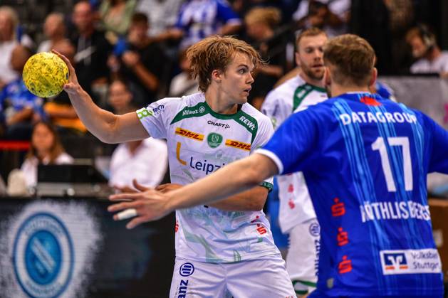 TVB Stuttgart SC DHfK Leipzig Stuttgart, 08 06 2025 Andri Mar Runarsson Leipzig 4 v Samuel Roethlisberger Stuttgart 17 Stuttgart, 08 06 2025 34 Matchday of the German Handball League, TVB Stuttgart SC DHfK Leipzig, Porsche Arena, Stuttgart Copyright: xBEAUTIFULxSPORTS Märklx