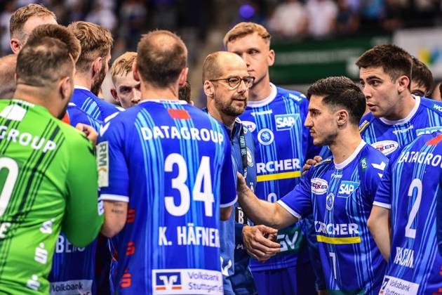 TVB Stuttgart SC DHfK Leipzig Stuttgart, 08 06 2025 Last time out in the match Head coach Jürgen Schweikardt Stuttgart with his players Stuttgart, 08 06 2025 34 Matchday of the Handball Bundesliga, TVB Stuttgart SC DHfK Leipzig, Porsche Arena, Stuttgart Copyright: xBEAUTIFULxSPORTS Märklx