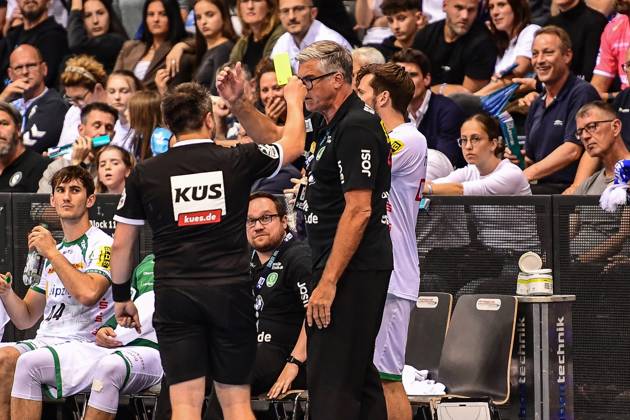 TVB Stuttgart SC DHfK Leipzig Stuttgart, 08 06 2025 Referee Sascha Schmidt gives yellow against head coach Runar Sigtryggsson Leipzig Stuttgart, 08 06 2025 34 Matchday of the Handball Bundesliga, TVB Stuttgart SC DHfK Leipzig, Porsche Arena, Stuttgart Copyright: xBEAUTIFULxSPORTS Märklx