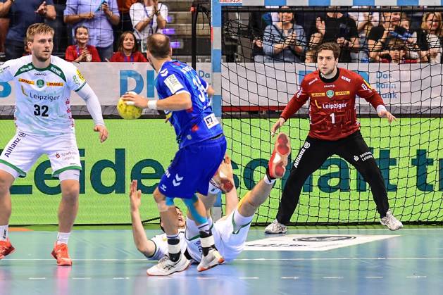 TVB Stuttgart SC DHfK Leipzig Stuttgart, 08 06 2025 Domenico Ebner Leipzig 1 awaits Kai Haefners throw Stuttgart 34 Stuttgart, 08 06 2025 34 Matchday of the Handball Bundesliga, TVB Stuttgart SC DHfK Leipzig, Porsche Arena, Stuttgart Copyright: xBEAUTIFULxSPORTS Märklx