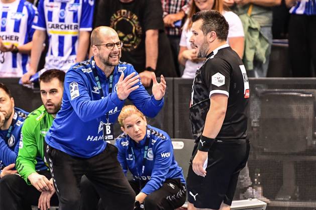 TVB Stuttgart SC DHfK Leipzig Stuttgart, 08 06 2025 Head coach Jürgen Schweikardt Stuttgart quarrels with referee Sascha Schmidt Stuttgart, 08 06 2025 34 Matchday of the Handball Bundesliga, TVB Stuttgart SC DHfK Leipzig, Porsche Arena, Stuttgart Copyright: xBEAUTIFULxSPORTS Märklx