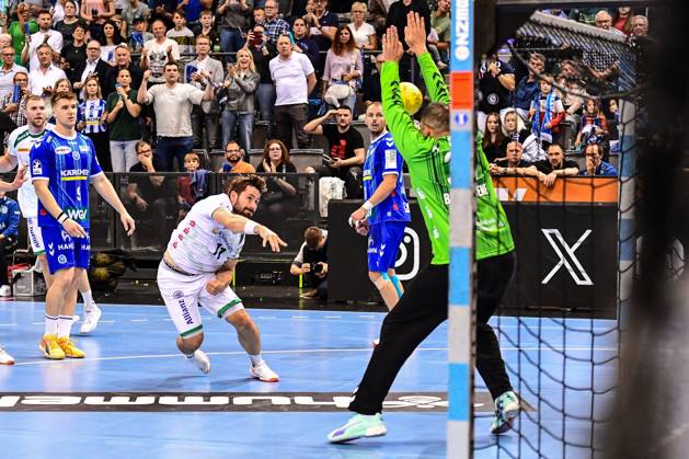 TVB Stuttgart SC DHfK Leipzig Stuttgart, 08 06 2025 Parade by Samir Bellahcene Stuttgart 30 on a throw by Lukas Binder Leipzig 11 Stuttgart, 08 06 2025 34 Matchday of the Handball Bundesliga, TVB Stuttgart SC DHfK Leipzig, Porsche Arena, Stuttgart Copyright: xBEAUTIFULxSPORTS Märklx