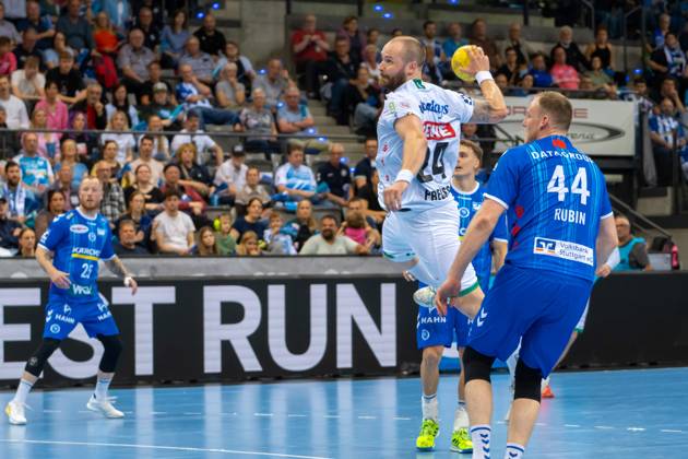 Handball I Men I Season 2024 2025 I Bundesliga I 34 Matchday I TVB Stuttgart SC DHfK Leipzig I 08 06 2025 Moritz Preuss 24, SC DHfK Leipzig throwing, next to him Lenny Rubin 44, TVB Stuttgart Stuttgart Porsche Arena Baden Württemberg Germany Copyright: xLobeca MaxxPetershansx