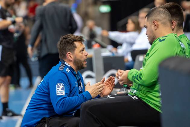 Handball I Men I Season 2024 2025 I Bundesliga I 34 Matchday I TVB Stuttgart SC DHfK Leipzig I 08 06 2025 Goalkeeping coach Daniel Sdunek TVB Stuttgart in conversation with Miljan Vujovic 16, TVB Stuttgart and Samir Bellahcene 30, TVB Stuttgart Stuttgart Porsche Arena Baden Württemberg Germany Copyright: xLobeca MaxxPetershansx