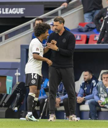 08 06 2025, Football UEFA Nations League 2024 25, match for 3rd place, Germany France, in the MHP Arena Stuttgart, from left Karim Adeyemi Germany and co-coach Sandro Wagner Germany on the sidelines