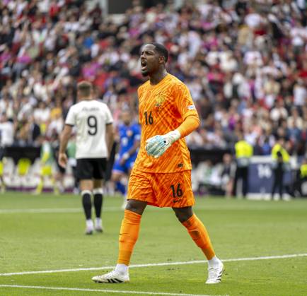 08 06 2025, Football UEFA Nations League 2024 25, Match for 3rd place, Germany France, in the MHP Arena Stuttgart, Goalkeeper Mike Maignan France gives instructions