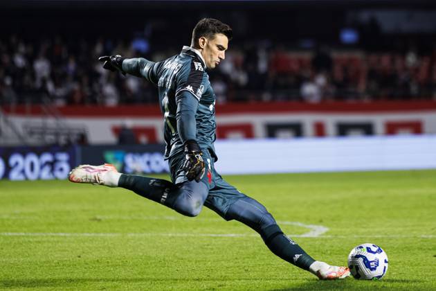 Sao Paulo, Brazil June 12 Goalkeeper Leo Jardim of Vasco serves the ball during the Campeonato Brasileiro Serie A match between Sao Paulo and Vasco da Gama at Estadio do Morumbi on June 12, 2025 in Sao Paulo, Brazil Photo by Ana Julia Guerreiro Eurasia Sport Images Sao Paulo Estadio do Morumbi Brazil Copyright: x x2025xEurasiaxSportxImagesx jp-en-EuSpIm-PHD_ANA_S.Paulo_Vasco_12Jun2025_SP221