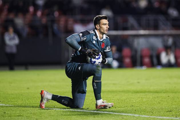 Sao Paulo, Brazil June 12 Goalkeeper Leo Jardim of Vasco defends the ball during the Campeonato Brasileiro Serie A match between Sao Paulo and Vasco da Gama at Estadio do Morumbi on June 12, 2025 in Sao Paulo, Brazil Photo by William Oliveira JustPictures Sao Paulo Estadio do Morumbi Brazil Copyright: x x2025xEurasiaxSportxImagesx jp-en-EuSpIm-PHD_WIL_S.Paulo_Vasco_12Jun2025_ST150