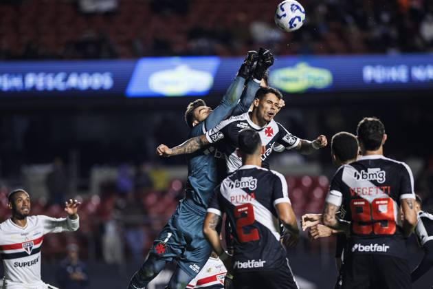 Sao Paulo, Brazil June 12 Goalkeeper Leo Jardim of Vasco L defends the ball during the Campeonato Brasileiro Serie A match between Sao Paulo and Vasco da Gama at Estadio do Morumbi on June 12, 2025 in Sao Paulo, Brazil Photo by William Oliveira JustPictures Sao Paulo Estadio do Morumbi Brazil Copyright: x x2025xEurasiaxSportxImagesx jp-en-EuSpIm-PHD_WIL_S.Paulo_Vasco_12Jun2025_ST157