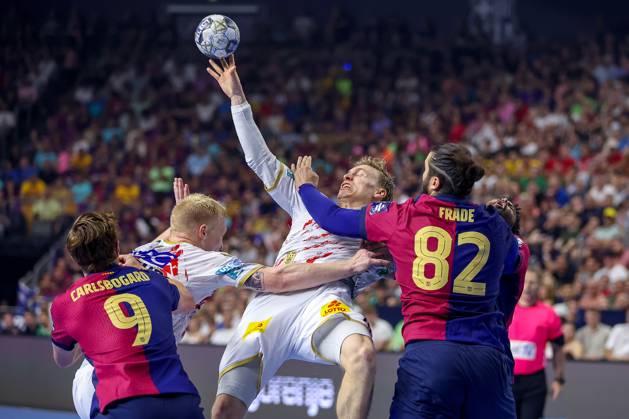 14 06 2025, Handball, Semi-final TruckScout24 EHF FINAL4, LANXESS arena Cologne, FC Barcelona SC Magdeburg Omar Ingi Magnusson Magdeburg 14 vs Luis Diogo Sousa Frade Barca FC Barcelona ESP 82 North Rhine-Westphalia Germany