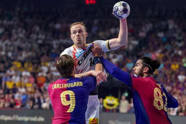 14 06 2025, Handball, Semi-final TruckScout24 EHF FINAL4, LANXESS arena Cologne, FC Barcelona SC Magdeburg Omar Ingi Magnusson Magdeburg 14 vs Jonathan Carlsbogard Barca FC Barcelona ESP 09 Luis Diogo Sousa Frade Barca FC Barcelona ESP 82 North Rhine-Westphalia Germany