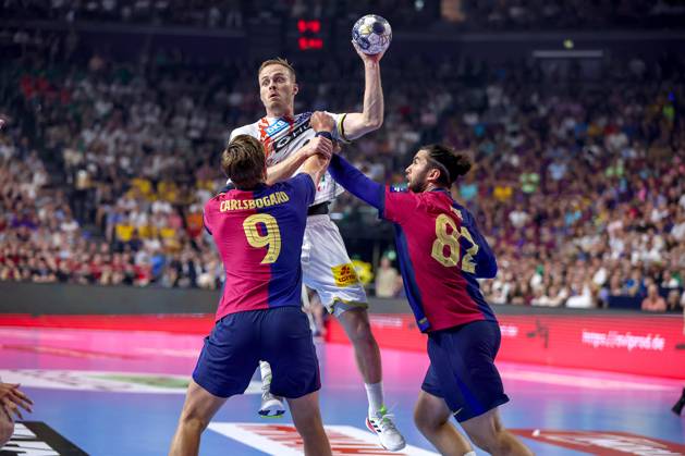 14 06 2025, Handball, Semi-final TruckScout24 EHF FINAL4, LANXESS arena Cologne, FC Barcelona SC Magdeburg Omar Ingi Magnusson Magdeburg 14 vs Jonathan Carlsbogard Barca FC Barcelona ESP 09 Luis Diogo Sousa Frade Barca FC Barcelona ESP 82 North Rhine-Westphalia Germany