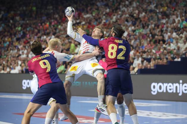 14 06 2025, xtgx, handball, EHF Champions League semi-final 2, FC Barcelona SC Magdeburg v l Gisli Thorgeir Kristjansson Magdeburg, 10 , Luis Diogo Da Sousa Frade Barcelona, 82 duel, duel, fight, tackle Koeln