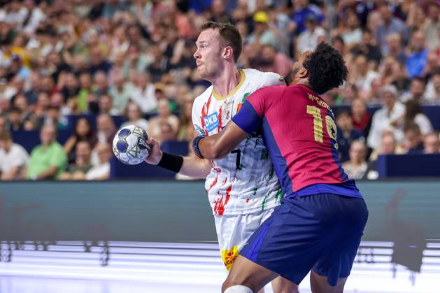 14 06 2025, Handball, Semi-final TruckScout24 EHF FINAL4, LANXESS arena Cologne, FC Barcelona SC Magdeburg Felix Claar Magdeburg 07 vs Timothey N Guessan Barca FC Barcelona ESP 19 North Rhine-Westphalia Germany