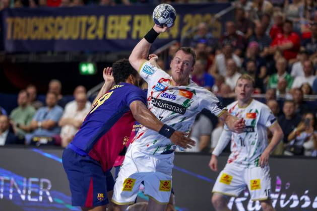 14 06 2025, Handball, Semi-final TruckScout24 EHF FINAL4, LANXESS arena Cologne, FC Barcelona SC Magdeburg Felix Claar Magdeburg 07 vs Timothey N Guessan Barca FC Barcelona ESP 19 North Rhine-Westphalia Germany