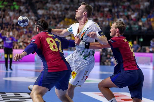 14 06 2025, Handball, Semi-final TruckScout24 EHF FINAL4, LANXESS arena Cologne, FC Barcelona SC Magdeburg Felix Claar Magdeburg 07 vs Luis Diogo Sousa Frade Barca FC Barcelona ESP 82 North Rhine-Westphalia Germany