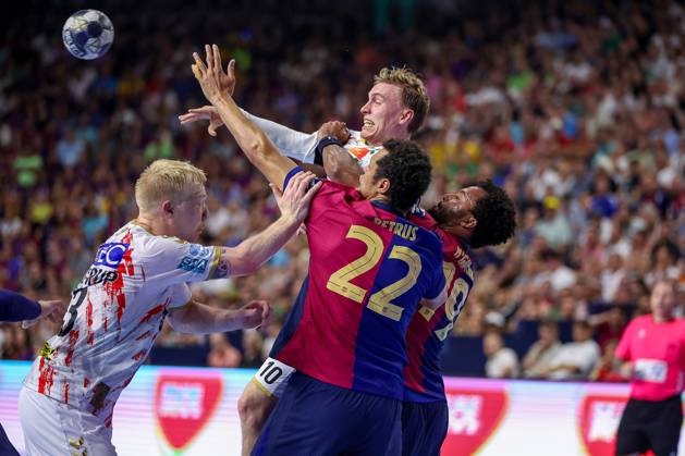 14 06 2025, Handball, Semi-final TruckScout24 EHF FINAL4, LANXESS arena Cologne, FC Barcelona SC Magdeburg Gisli Kristjansson Magdeburg 10 vs Thiagus Petrus Goncalves dos Santos Barca FC Barcelona ESP 22 North Rhine-Westphalia Germany