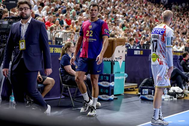 14 06 2025, Handball, Semi-final TruckScout24 EHF FINAL4, LANXESS arena Cologne, FC Barcelona SC Magdeburg Red card and sending off for Thiagus Petrus Goncalves dos Santos Barca FC Barcelona ESP 22 after foul play on Gisli Kristjansson Magdeburg 10 Disappointment Gesticulating Disappointed North Rhine-Westphalia Germany