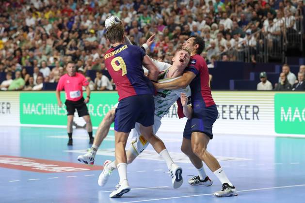 14 06 2025, xtgx, Handball, EHF Champions League Semi-Final 2, FC Barcelona SC Magdeburg v l Jonathan Carlsbogard Barcelona, 9 , Gisli Thorgeir Kristjansson Magdeburg, 10 , Thiagus Petrus Goncalves dos Santos Barcelona, 22 duel, duel, fight, tackle Koeln