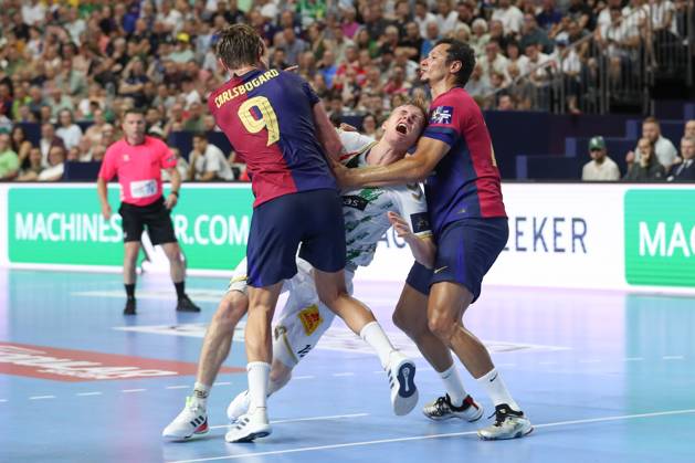 14 06 2025, xtgx, Handball, EHF Champions League Semi-Final 2, FC Barcelona SC Magdeburg v l Jonathan Carlsbogard Barcelona, 9 , Gisli Thorgeir Kristjansson Magdeburg, 10 , Thiagus Petrus Goncalves dos Santos Barcelona, 22 duel, duel, fight, tackle Koeln