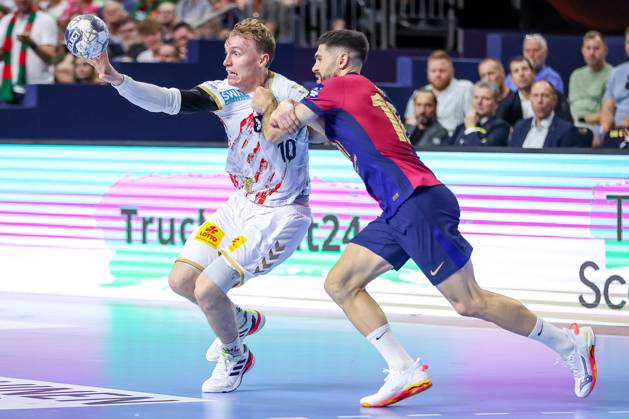 14 06 2025, Handball, Semi-final TruckScout24 EHF FINAL4, LANXESS arena Köln, FC Barcelona SC Magdeburg Gisli Kristjansson Magdeburg 10 vs Blaz Janc Barca FC Barcelona ESP 18 Nordrhein Westfalen Germany